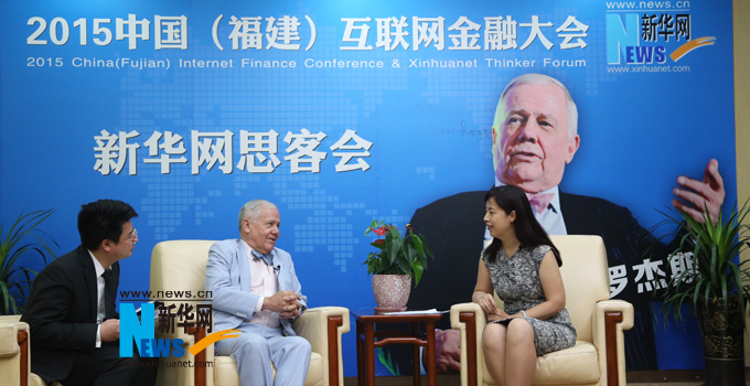 羅杰斯接受新華網(wǎng)思客專(zhuān)訪(fǎng)。