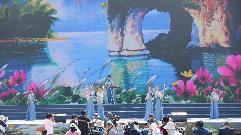 花語湖畔、香動凌源 女子水晶樂坊亮相第五屆中國凌源百合節(jié)