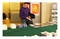 新聞中心的資料領取處