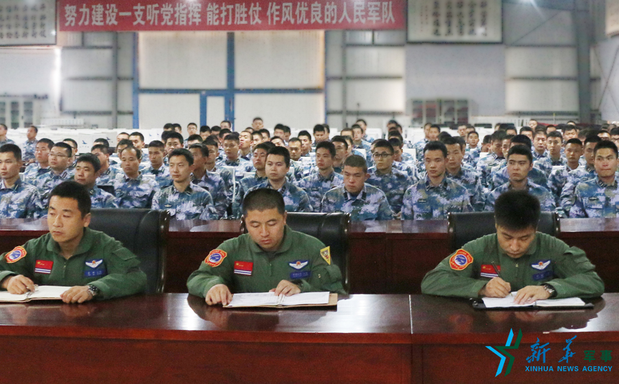 資料圖片：張超（右一）參加部隊思想政治教育。