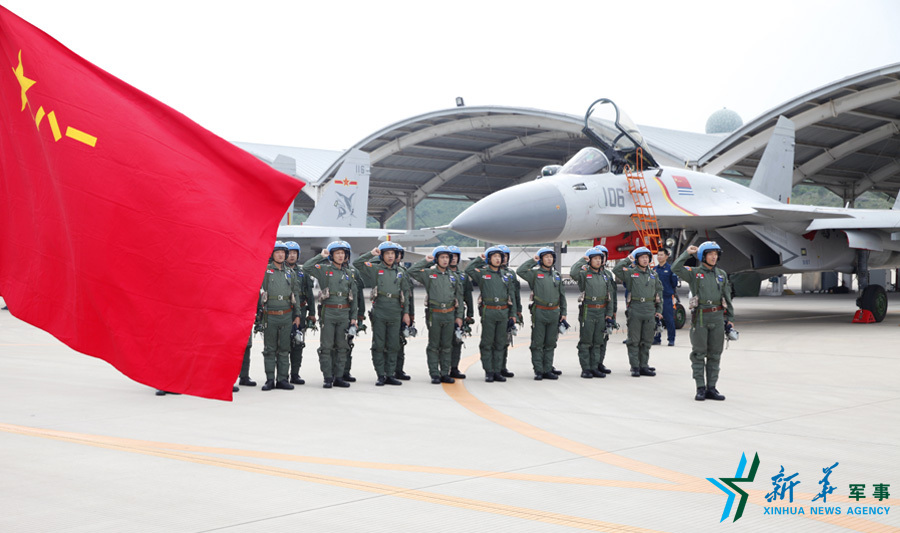 ↑軍旗招展，航空驕子對(duì)藍(lán)天宣誓。