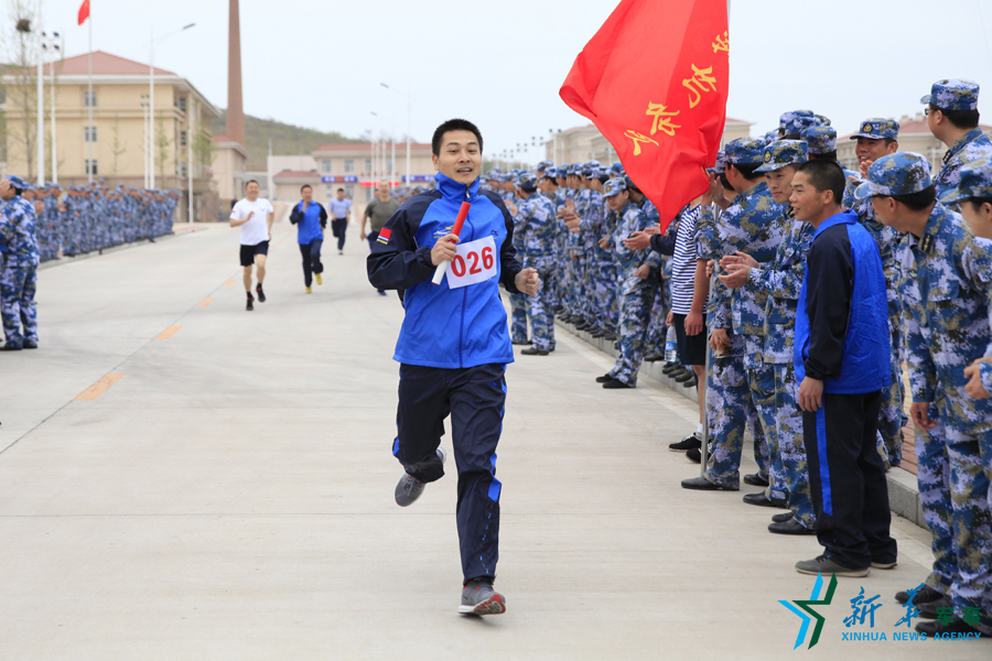 ↑資料圖片：深藍薪火杯長跑接力賽，張超跑最后一棒到達終點。