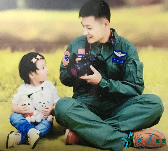 ↑資料圖片：被選為艦載戰(zhàn)斗機(jī)飛行員的張超與女兒合影。