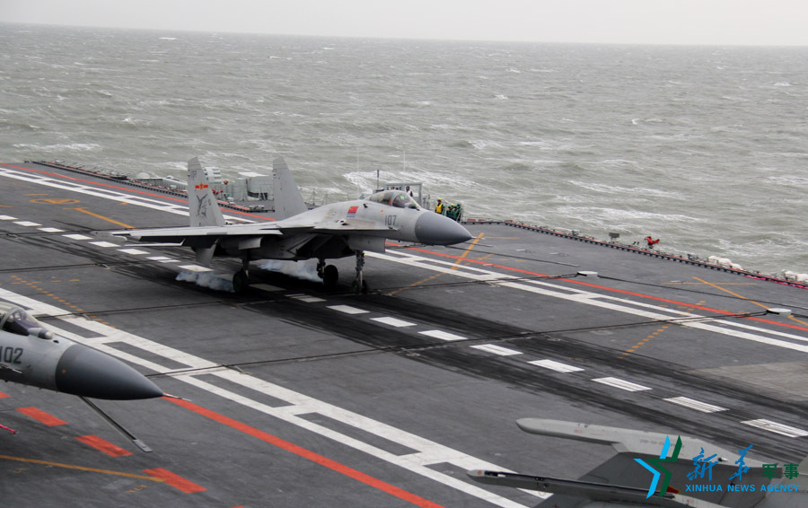 ↑資料圖片：艦載戰(zhàn)斗機(jī)下落著艦瞬間。