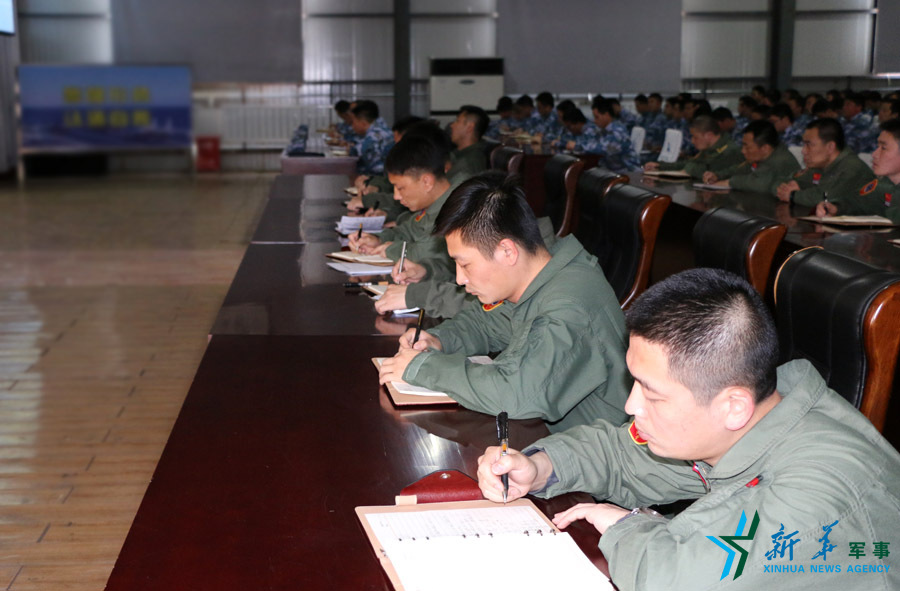 ↑資料圖片:張超參加戰(zhàn)斗機團(tuán)《改革強軍主題教育》授課現(xiàn)場。 ↑資料圖片:張超參加戰(zhàn)斗機團(tuán)《改革強軍主題教育》授課現(xiàn)場。
