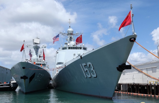 停泊珍珠港碼頭的中國海軍艦艇編隊(duì)導(dǎo)彈驅(qū)逐艦西安艦（右）和導(dǎo)彈護(hù)衛(wèi)艦衡水艦。