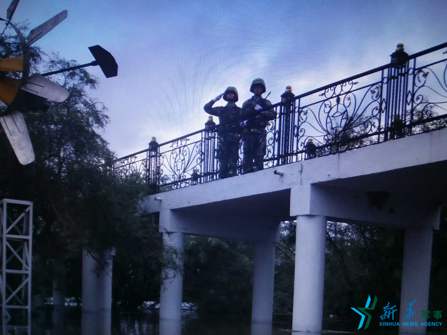 ↑中秋佳節(jié)，珍寶島的官兵在洪水中的堅(jiān)守。