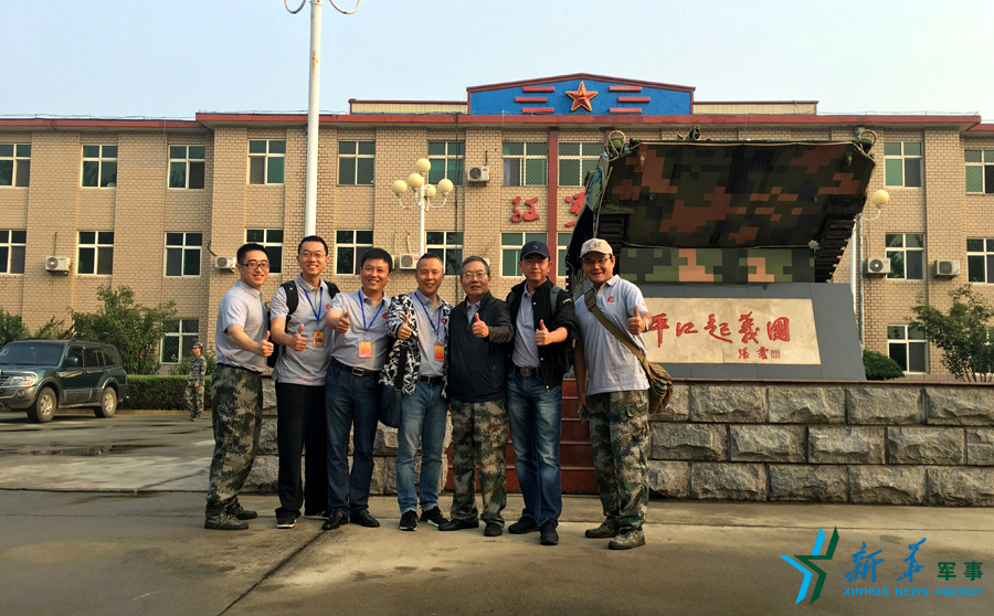 ↑“我們的長征在路上”網(wǎng)絡名人在“平江起義團”，為這支成為中國陸軍第一支信息化部隊點贊。