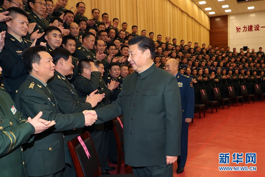 1月23日，習(xí)近平專程來到陸軍第65集團軍，深入基層連隊，看望慰問官兵，代表黨中央和中央軍委，向全軍指戰(zhàn)員、武警部隊官兵、民兵預(yù)備役人員致以誠摯問候和新春祝福。這是習(xí)近平親切接見駐張家口部隊師以上領(lǐng)導(dǎo)干部和團級單位主官。新華社記者李剛攝