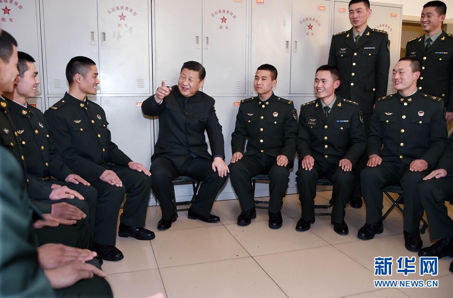 1月23日，習(xí)近平專程來到陸軍第65集團軍，深入基層連隊，看望慰問官兵，代表黨中央和中央軍委，向全軍指戰(zhàn)員、武警部隊官兵、民兵預(yù)備役人員致以誠摯問候和新春祝福。這是習(xí)近平在該集團軍“大功三連”同官兵親切交談。新華社記者李剛攝