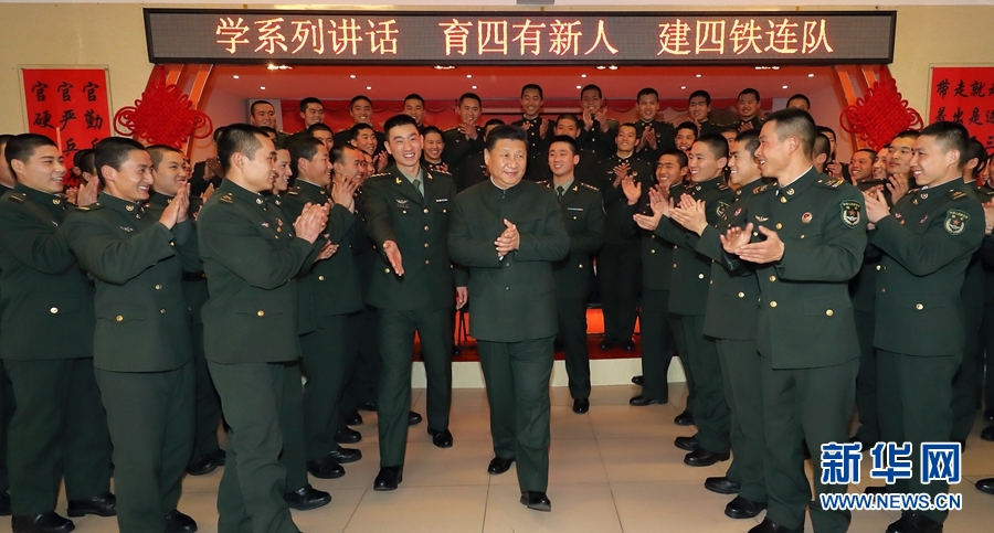 1月23日，習(xí)近平專程來到陸軍第65集團軍，深入基層連隊，看望慰問官兵，代表黨中央和中央軍委，向全軍指戰(zhàn)員、武警部隊官兵、民兵預(yù)備役人員致以誠摯問候和新春祝福。這是習(xí)近平在該集團軍“大功三連”同官兵在一起。新華社記者李剛攝