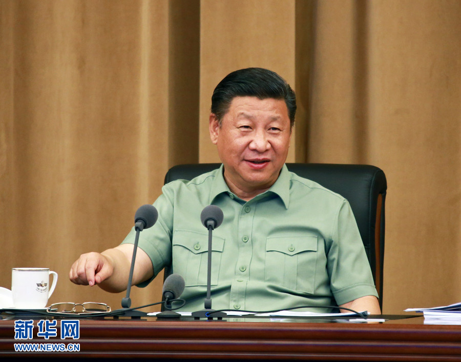 5月24日，中共中央總書記、國家主席、中央軍委主席習(xí)近平視察海軍機關(guān)，親切接見海軍第十二次黨代會全體代表和海軍機關(guān)正師職以上領(lǐng)導(dǎo)干部。這是習(xí)近平聽取海軍工作匯報后發(fā)表重要講話。 新華社記者 查春明 攝 
