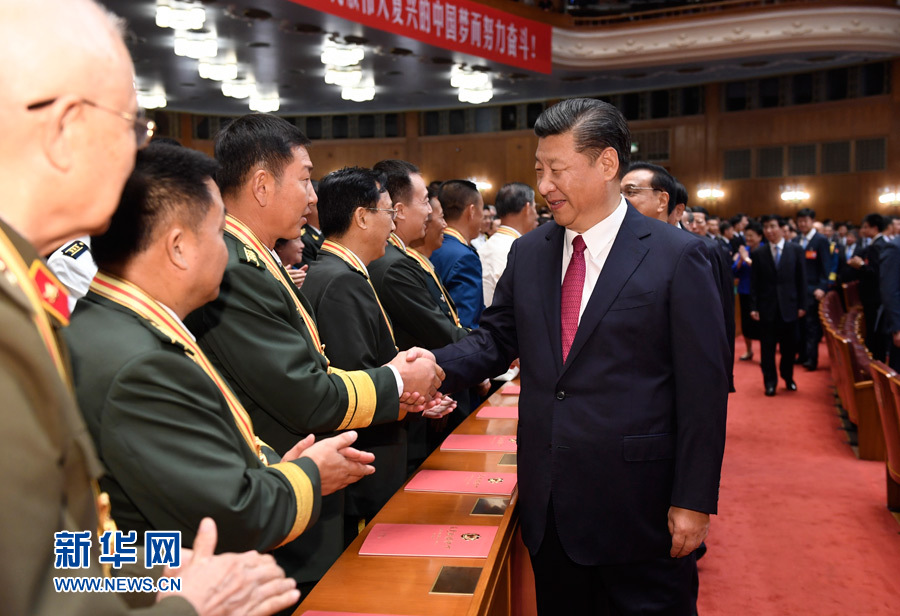 7月28日，慶祝中國(guó)人民解放軍建軍90周年文藝晚會(huì)《在黨的旗幟下》在北京人民大會(huì)堂舉行。中共中央總書(shū)記、國(guó)家主席、中央軍委主席習(xí)近平和李克強(qiáng)、張德江、俞正聲、劉云山、王岐山、張高麗等黨和國(guó)家領(lǐng)導(dǎo)人，與首都3000多名各界群眾一起觀看演出。演出開(kāi)始前，習(xí)近平等與老戰(zhàn)士、老同志代表和“八一勛章”獲得者親切握手。新華社記者 李學(xué)仁 攝