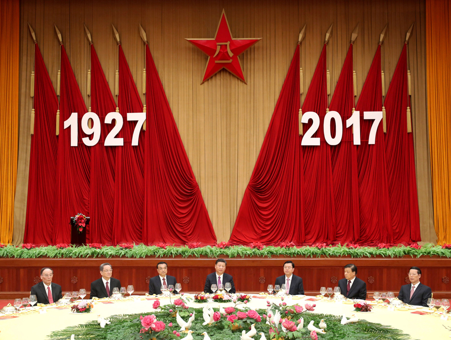 7月31日，中華人民共和國國防部在北京人民大會堂舉行盛大招待會，熱烈慶祝中國人民解放軍建軍90周年。中共中央總書記、國家主席、中央軍委主席習近平和李克強、張德江、俞正聲、劉云山、王岐山、張高麗等黨和國家領(lǐng)導人出席招待會。新華社記者 鞠鵬 攝