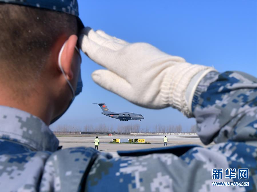 （聚焦疫情防控·圖文互動）（3）空軍第四次向武漢大規(guī)?？者\醫(yī)療隊員和物資