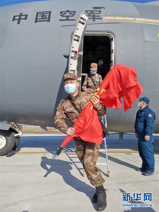 （聚焦疫情防控·圖文互動）（5）空軍第四次向武漢大規(guī)?？者\醫(yī)療隊員和物資