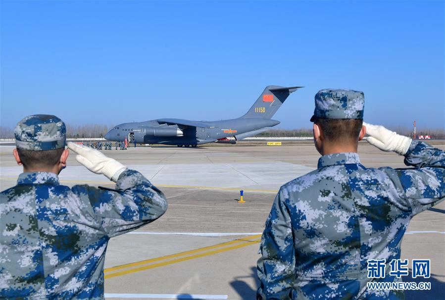 （聚焦疫情防控·圖文互動）（12）空軍第四次向武漢大規(guī)?？者\醫(yī)療隊員和物資