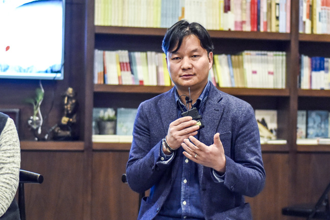 丁大為：烏銅走銀有三百年的歷史了，是云南地區(qū)獨有的技藝。這門技藝入門大概需要3年，學(xué)成需要20年。用語言去表達(dá)它其實是很難的。