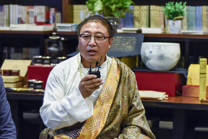 安久·白瑪群加：絕對(duì)不能為了錢做手藝的傳承人，傳承手藝是因?yàn)槲覀冇袀鞒忻褡逄厣幕呢?zé)任，要時(shí)刻謹(jǐn)記這一份責(zé)任。