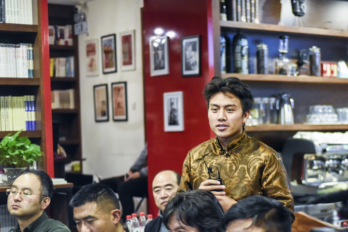 安久家族老八：我們的家族一直在做技藝的傳承，這是我們的使命，我們應(yīng)該承擔(dān)起來(lái)。希望能用我學(xué)到的知識(shí)，把我們家族的技藝推廣到更廣大的市場(chǎng)。