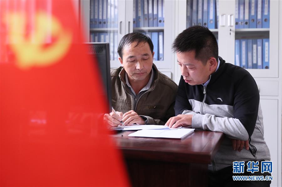 （新華全媒頭條·十九大特別報道·圖文互動）（15）再塑黨的形象的偉大工程——中國共產(chǎn)黨自身建設的五年探索之路