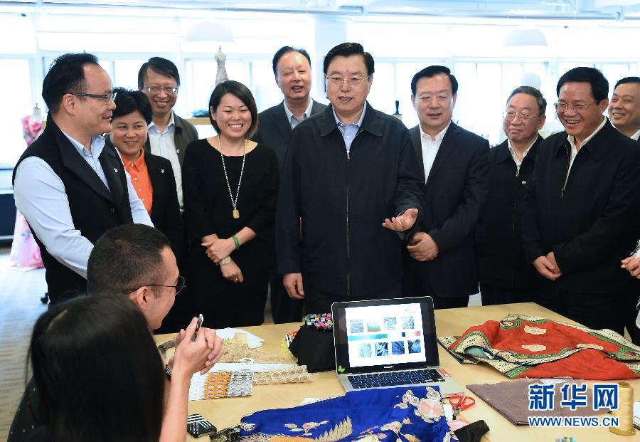 5月8日至11日，中共中央政治局常委、全國人大常委會委員長張德江在浙江調(diào)研。這是5月9日，張德江來到位于嘉興市的雅瑩服裝有限公司，了解公司的服裝設(shè)計、生產(chǎn)和銷售情況。新華社記者 馬占成 攝 