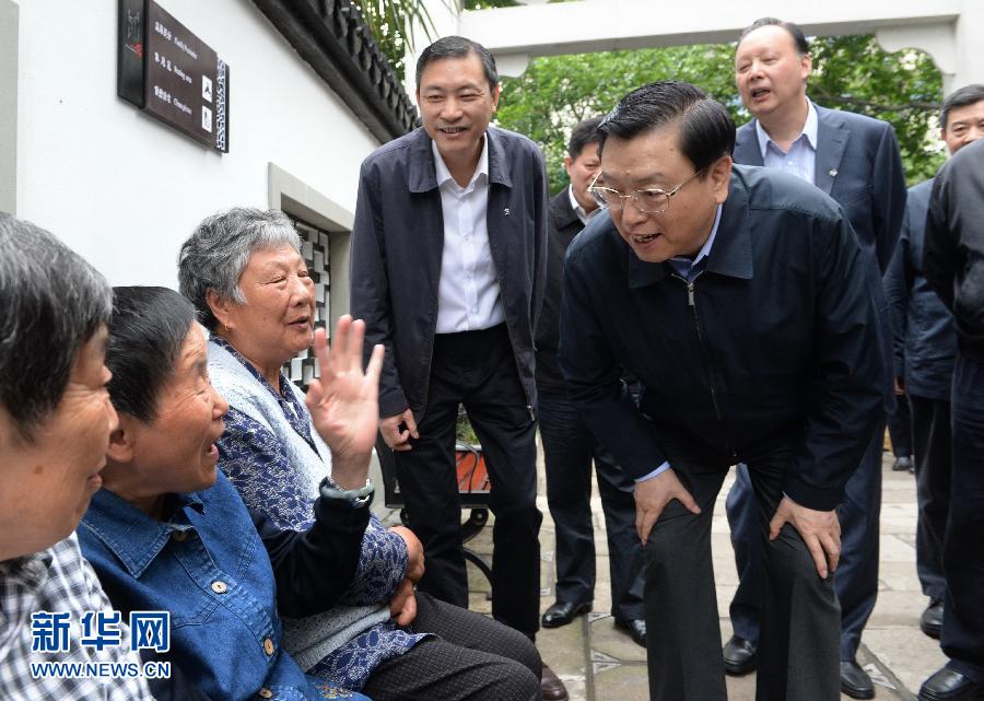 這是5月10日，張德江來到杭州市小營街道調(diào)研，并與市民親切交談。新華社記者 馬占成 攝 