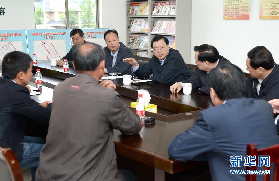 這是5月9日，張德江到湖州市妙西鎮(zhèn)調(diào)研，與基層人大代表座談。新華社記者 馬占成 攝 