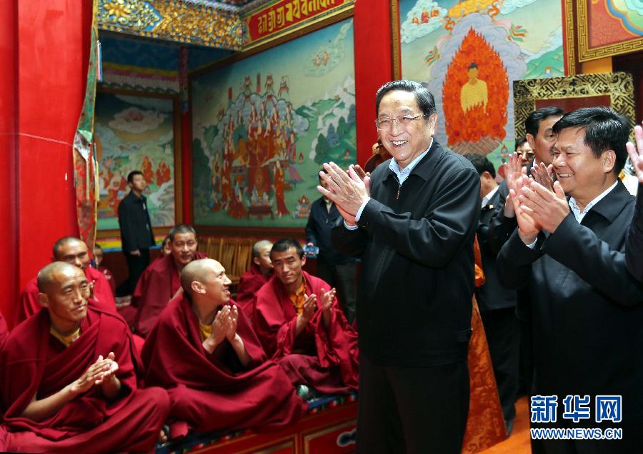 這是5月16日，俞正聲在云南佛學(xué)院迪慶藏傳佛教分院看望宗教界人士。 新華社記者 劉衛(wèi)兵 攝
