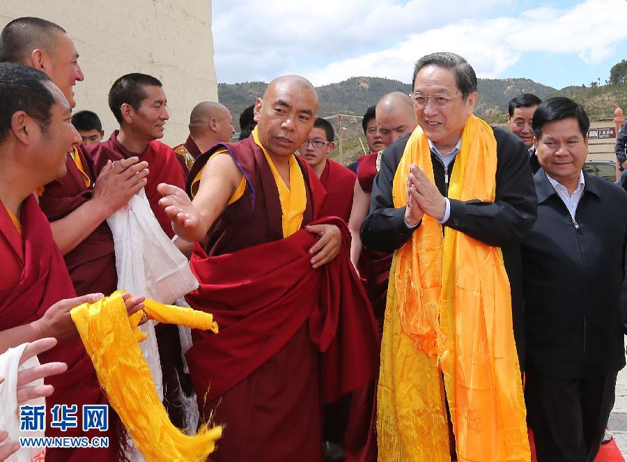 這是5月16日，俞正聲在松贊林寺看望宗教界人士。 新華社記者 劉衛(wèi)兵 攝