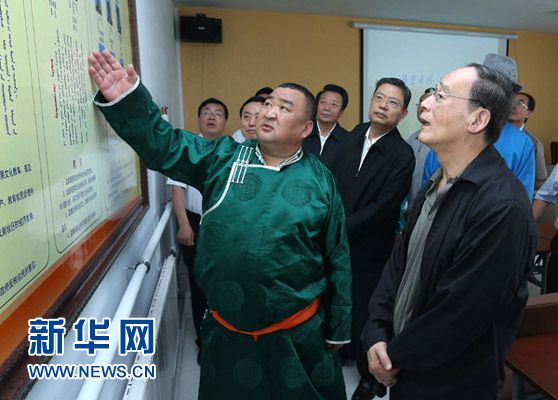 這是7月3日，王岐山在巴彥德力格爾嘎查“兩委”活動(dòng)室了解基層黨建情況。新華社記者 龐興雷 攝