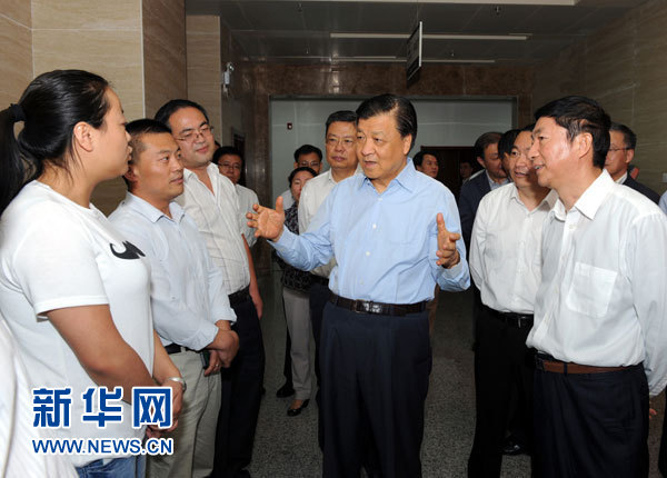 這是7月18日，劉云山在青海省政府行政服務(wù)和公共資源交易中心調(diào)研。新華社記者 饒愛民 攝