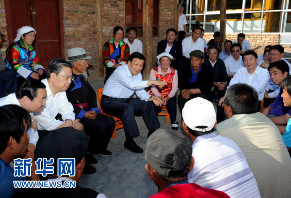 這是7月17日，劉云山在海東市互助土族自治縣東山鄉(xiāng)白牙合村同基層干部群眾座談。新華社記者 饒愛民 攝 