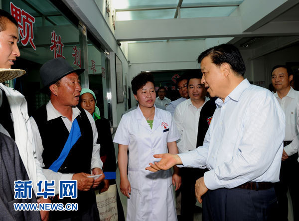 這是7月17日，劉云山在海東市互助土族自治縣中醫(yī)院調(diào)研。新華社記者 饒愛民 攝