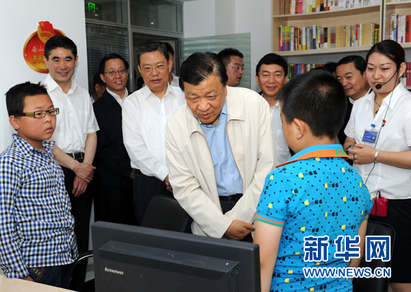 7月17日至19日，中共中央政治局常委、中央書記處書記劉云山在青海調(diào)研。這是7月18日，劉云山在西寧市南山西社區(qū)調(diào)研。 新華社記者饒愛民 攝