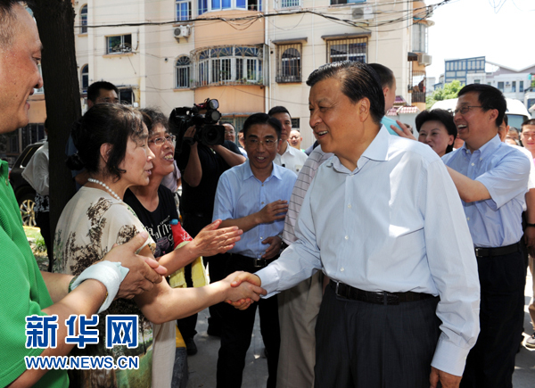這是7月22日，劉云山在上海市普陀區(qū)桃浦鎮(zhèn)蓮花公寓居委會(huì)調(diào)研時(shí)同社區(qū)居民親切握手。新華社記者 饒愛(ài)民 攝