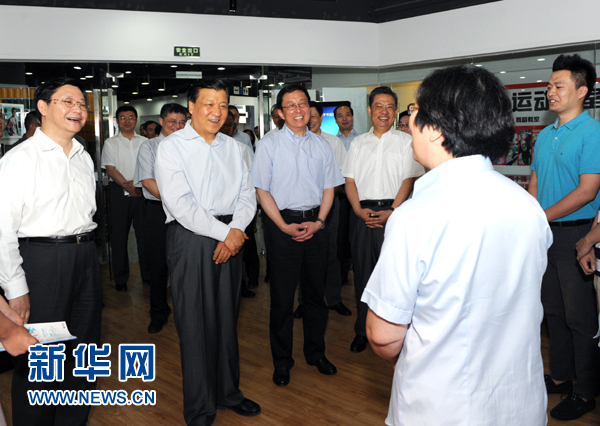 這是7月22日，劉云山在上海市靜安區(qū)就樓宇黨建工作進(jìn)行調(diào)研。新華社記者 饒愛(ài)民 攝 