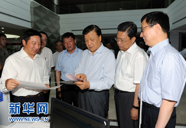  7月22日至23日，中共中央政治局常委、中央書(shū)記處書(shū)記劉云山在上海調(diào)研。這是7月22日，劉云山在中國(guó)（上海）自貿(mào)試驗(yàn)區(qū)外高橋綜合服務(wù)大廳調(diào)研。新華社記者 饒愛(ài)民 攝 