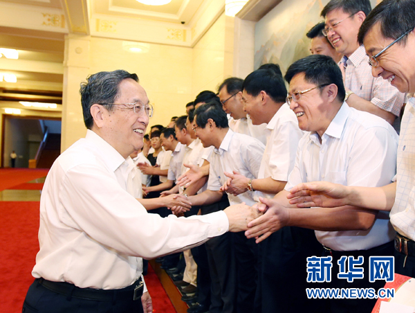 會(huì)前，俞正聲、張高麗接見援藏干部代表，向參加對(duì)口支援西藏工作的各地區(qū)各部門各單位和廣大援藏干部表示誠摯問候。新華社記者 姚大偉 攝