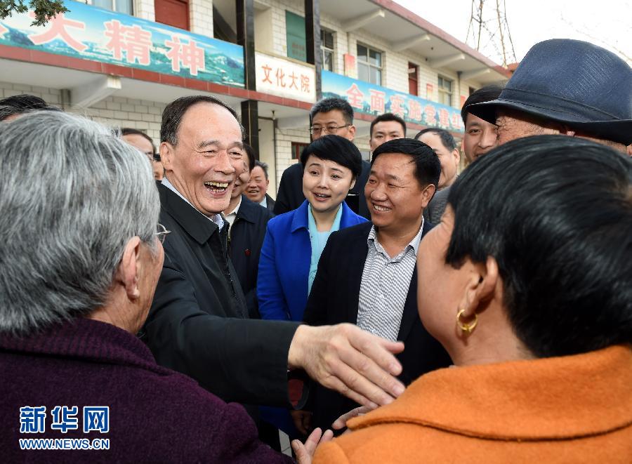 3月27日至28日，中共中央政治局常委、中央紀(jì)委書記王岐山到河南省調(diào)研，并主持召開座談會(huì)。這是3月27日王岐山在河南林州姚村鎮(zhèn)馮家口村同村民親切交談。 新華社記者 饒愛民 攝