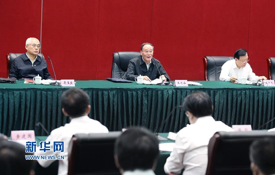 5月8日至10日，中共中央政治局常委、中央紀委書記王岐山到浙江省調(diào)研，并主持召開部分省區(qū)市紀委書記座談會。這是5月9日，王岐山在嘉興主持召開部分省區(qū)市紀委書記座談會。新華社記者 姚大偉 攝 