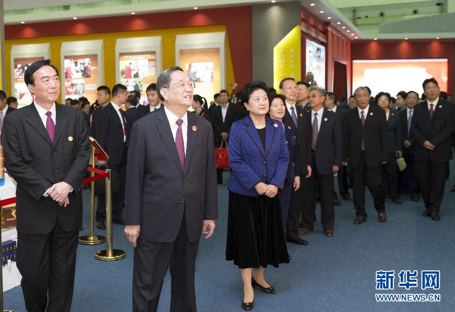 9月7日，中共中央政治局常委、全國政協(xié)主席、中央代表團(tuán)團(tuán)長俞正聲率代表團(tuán)全體成員來到拉薩西藏會展中心，出席《圓夢中國西藏華章——西藏自治區(qū)成立50年成就展》開幕式并參觀展覽。 新華社記者 黃敬文 攝 