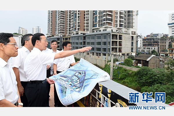 9月16日至18日，中共中央政治局常委、國務(wù)院副總理張高麗在廣西調(diào)研。這是9月16日，張高麗實地考察南寧水街棚戶區(qū)改造項目現(xiàn)場。 新華社記者張鐸攝 