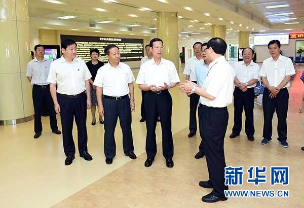9月16日至18日，中共中央政治局常委、國務(wù)院副總理張高麗在廣西調(diào)研。這是9月17日，張高麗在南寧市公共資源交易中心對外服務(wù)大廳了解自治區(qū)簡政放權(quán)有關(guān)工作。 新華社記者張鐸攝