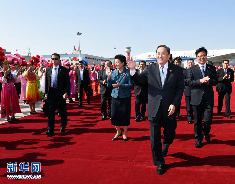  9月25日，以中共中央政治局常委、全國政協(xié)主席俞正聲為團長的中央代表團飛抵烏魯木齊，出席新疆維吾爾自治區(qū)成立60周年慶?；顒印Ｐ氯A社記者 饒愛民 攝