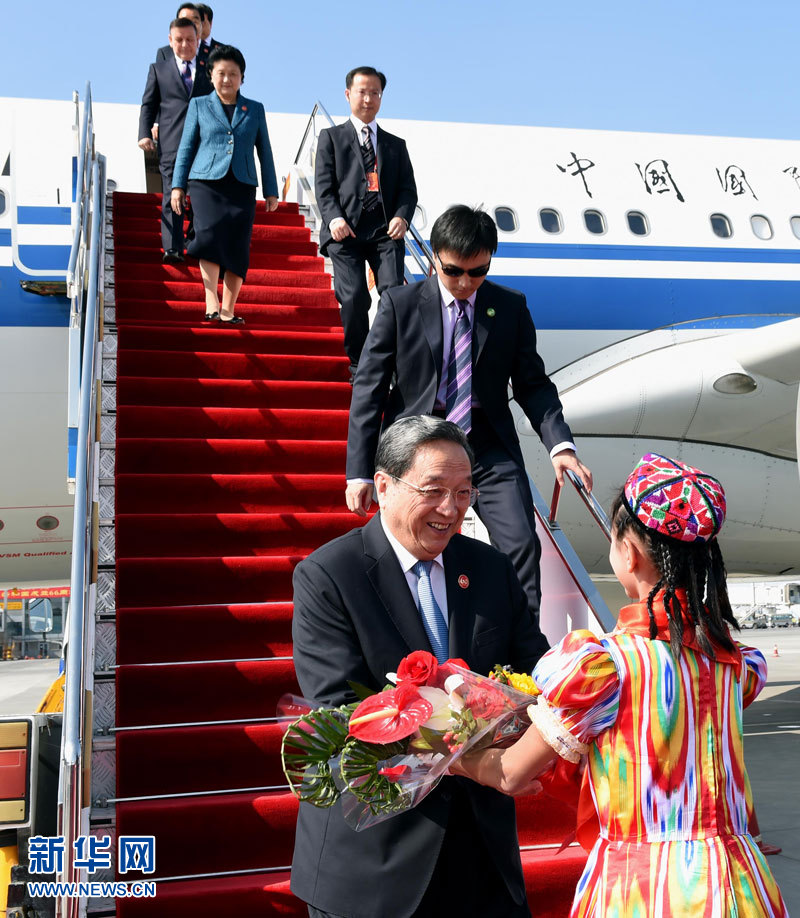 9月25日，以中共中央政治局常委、全國政協(xié)主席俞正聲為團長的中央代表團飛抵烏魯木齊，出席新疆維吾爾自治區(qū)成立60周年慶?；顒印Ｐ氯A社記者 饒愛民 攝