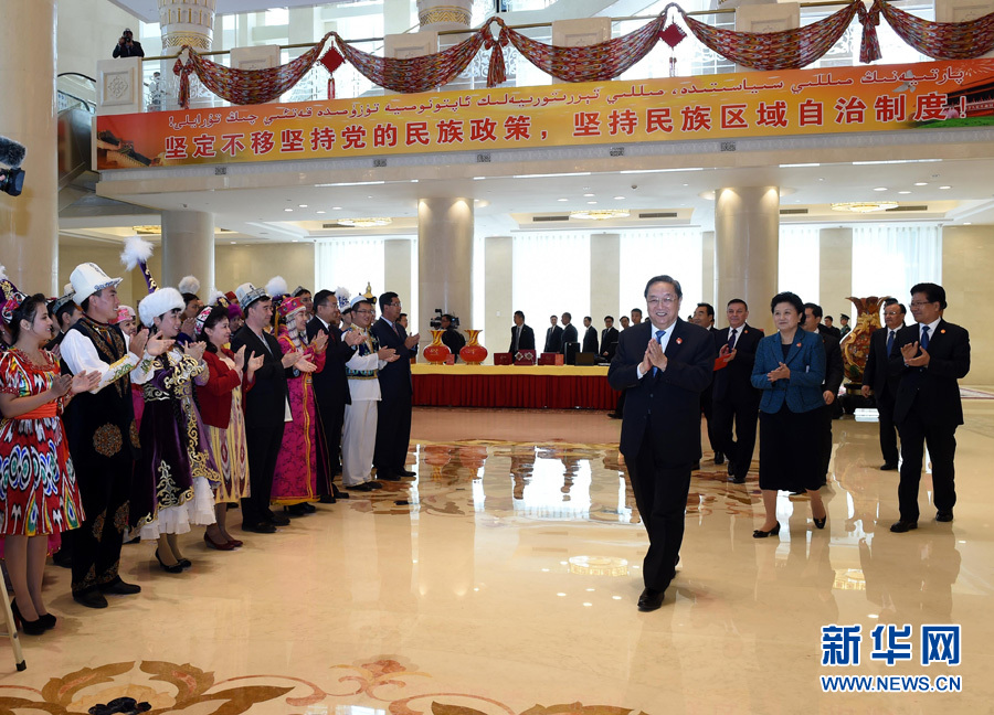 9月25日，中共中央政治局常委、全國政協(xié)主席、中央代表團(tuán)團(tuán)長俞正聲率中央代表團(tuán)出席向新疆維吾爾自治區(qū)贈送紀(jì)念品儀式。 新華社記者饒愛民 攝 