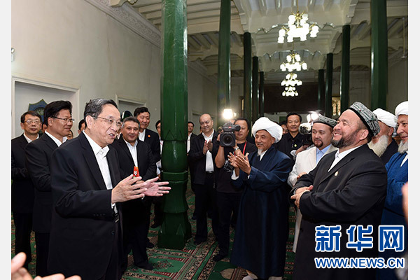 9月26日，中共中央政治局常委、全國政協(xié)主席、中央代表團團長俞正聲率中央代表團部分成員赴喀什看望各族干部群眾。這是俞正聲等來到喀什市艾提尕爾清真寺，與喀什地區(qū)宗教人士代表交流。新華社記者 饒愛民 攝  