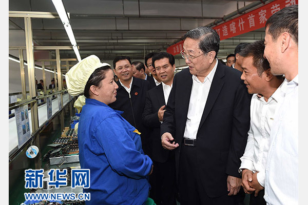 這是俞正聲等在喀什經(jīng)濟開發(fā)區(qū)深圳產(chǎn)業(yè)園視察電子產(chǎn)品生產(chǎn)線，并與現(xiàn)場工人親切交流。新華社記者 饒愛民 攝