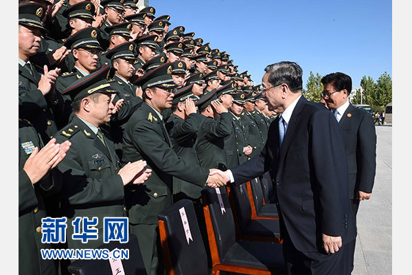這是俞正聲等赴南疆軍區(qū)慰問，會見官兵代表。新華社記者 饒愛民 攝
